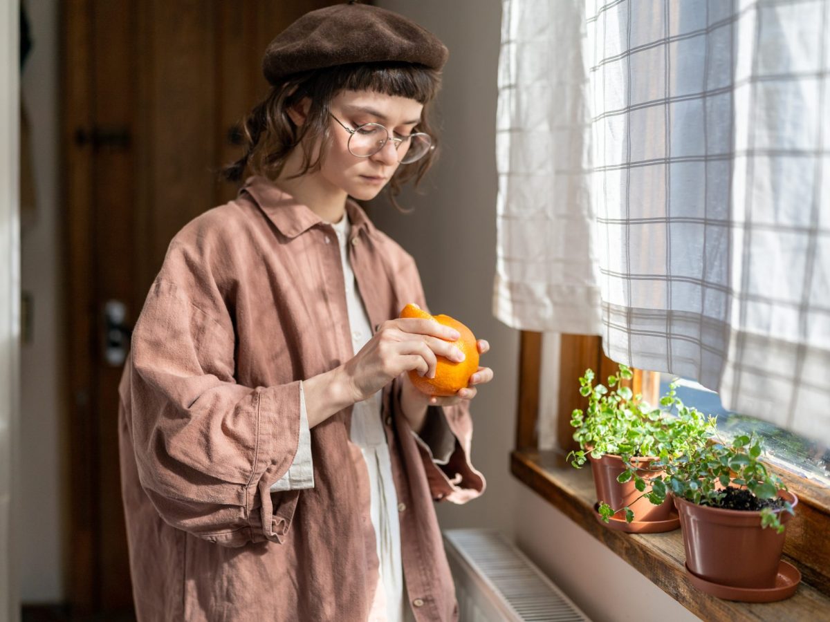 Frau Orange schälen