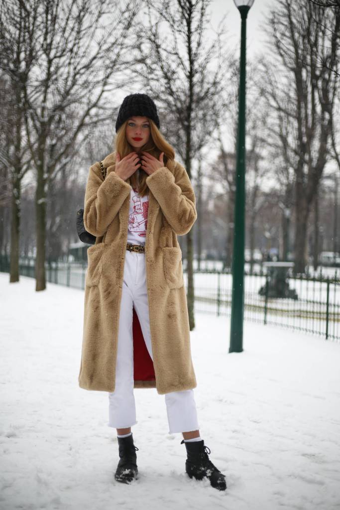 Modetrend 2025:
Frau mit weißen Tennissocken in Boots.