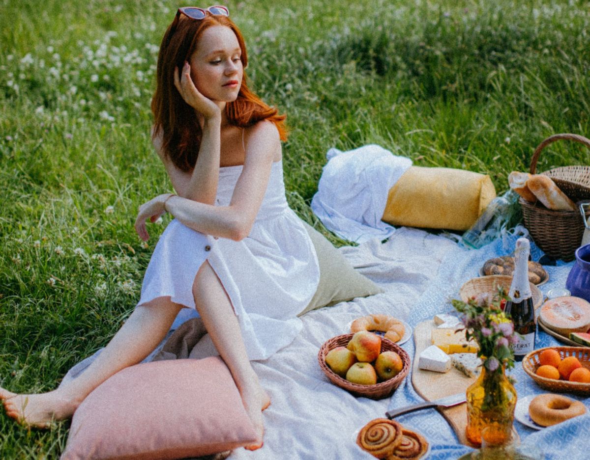 Frau beim Picknick