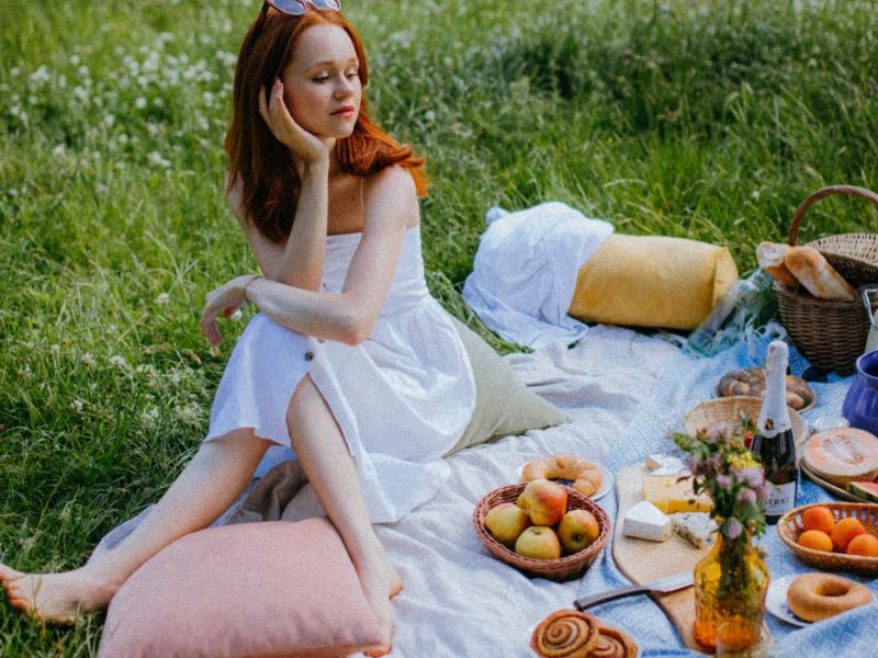 Frau beim Picknick