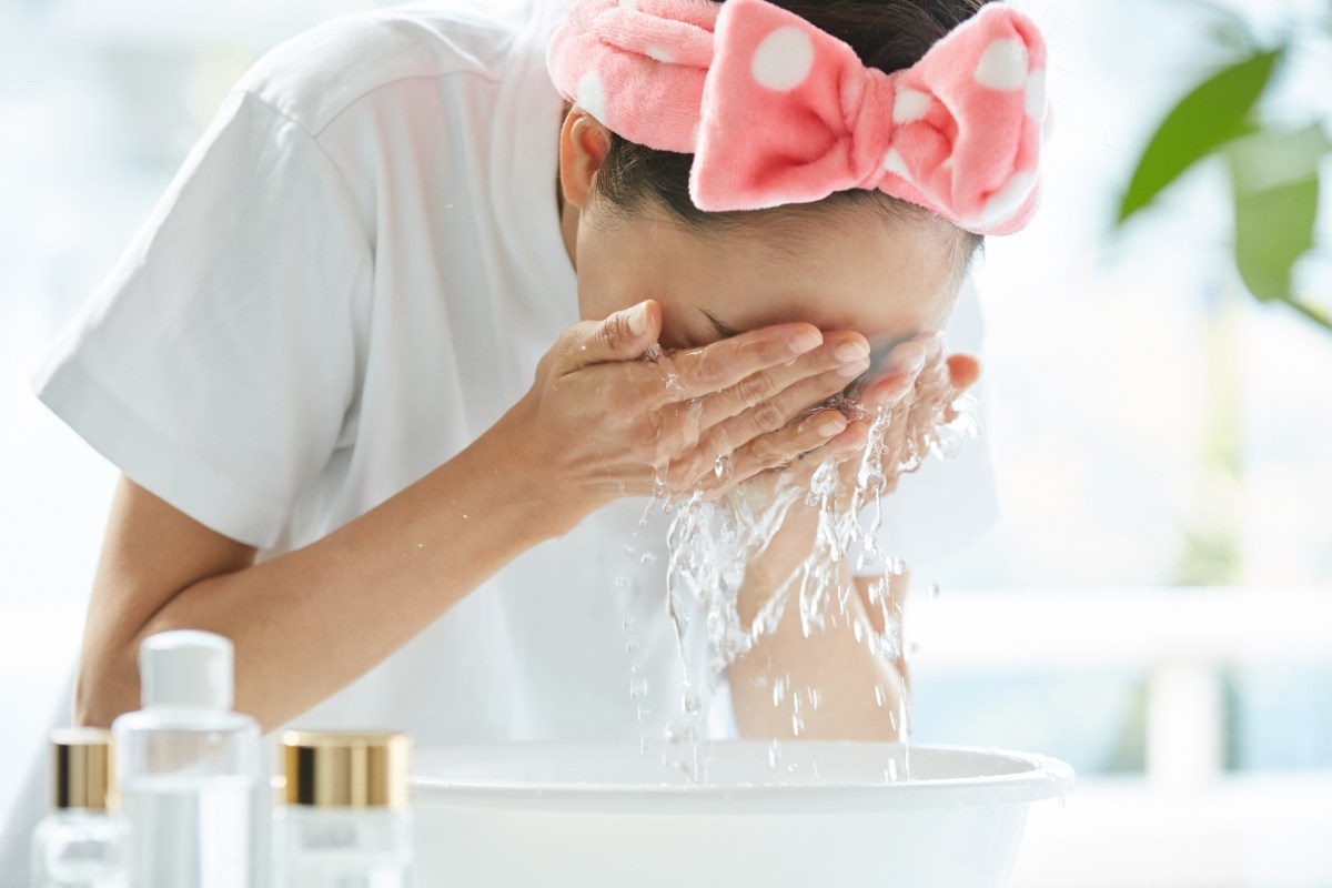 Frau wäscht sich das Gesicht