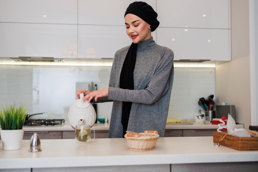 haushaltsgeräte tee hijab frau küche