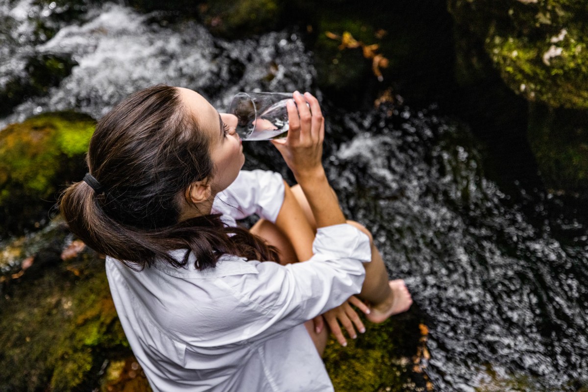 Frau Wasser trinken in der Natur