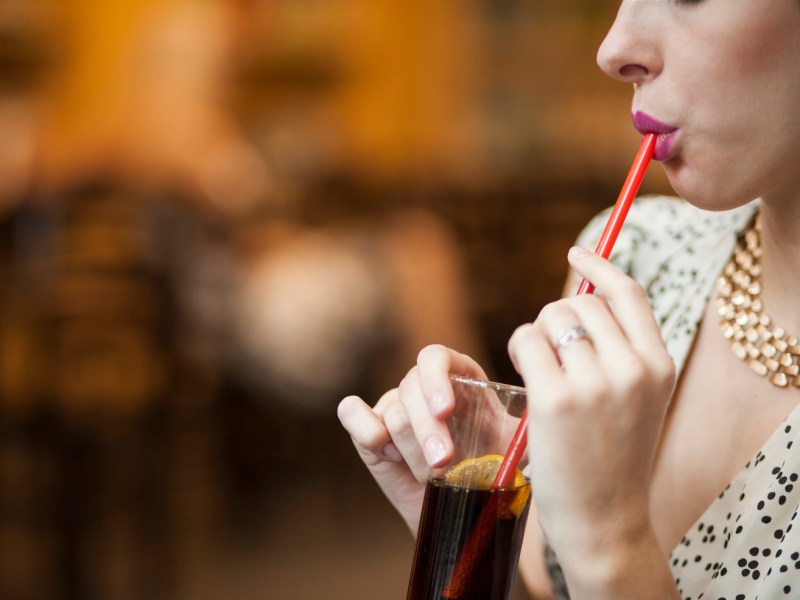 Frau Cola trinken