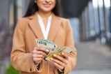 Frau hÃ¤lt Geld in der Hand