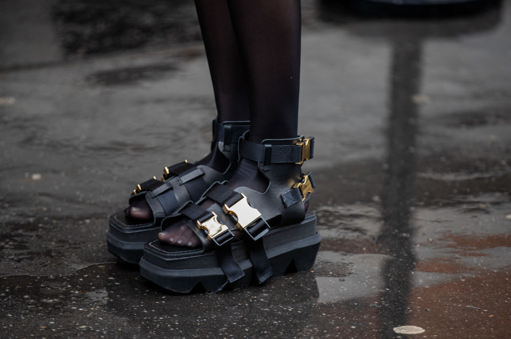 Capsule Wardrobe: Schwarze Sandalen mit schwarzer Strumpfhose.