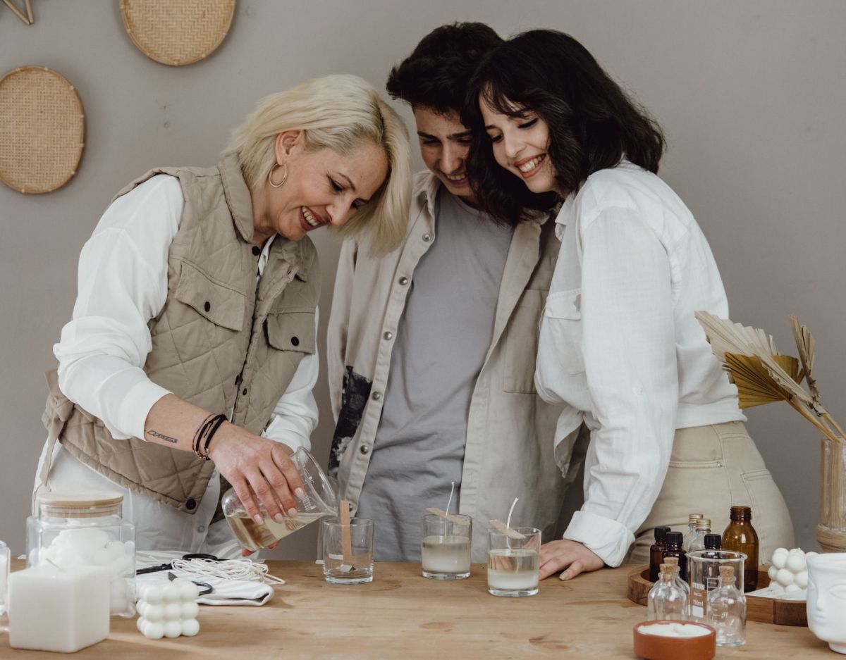 Frauen verwenden alte Kerzen wieder
