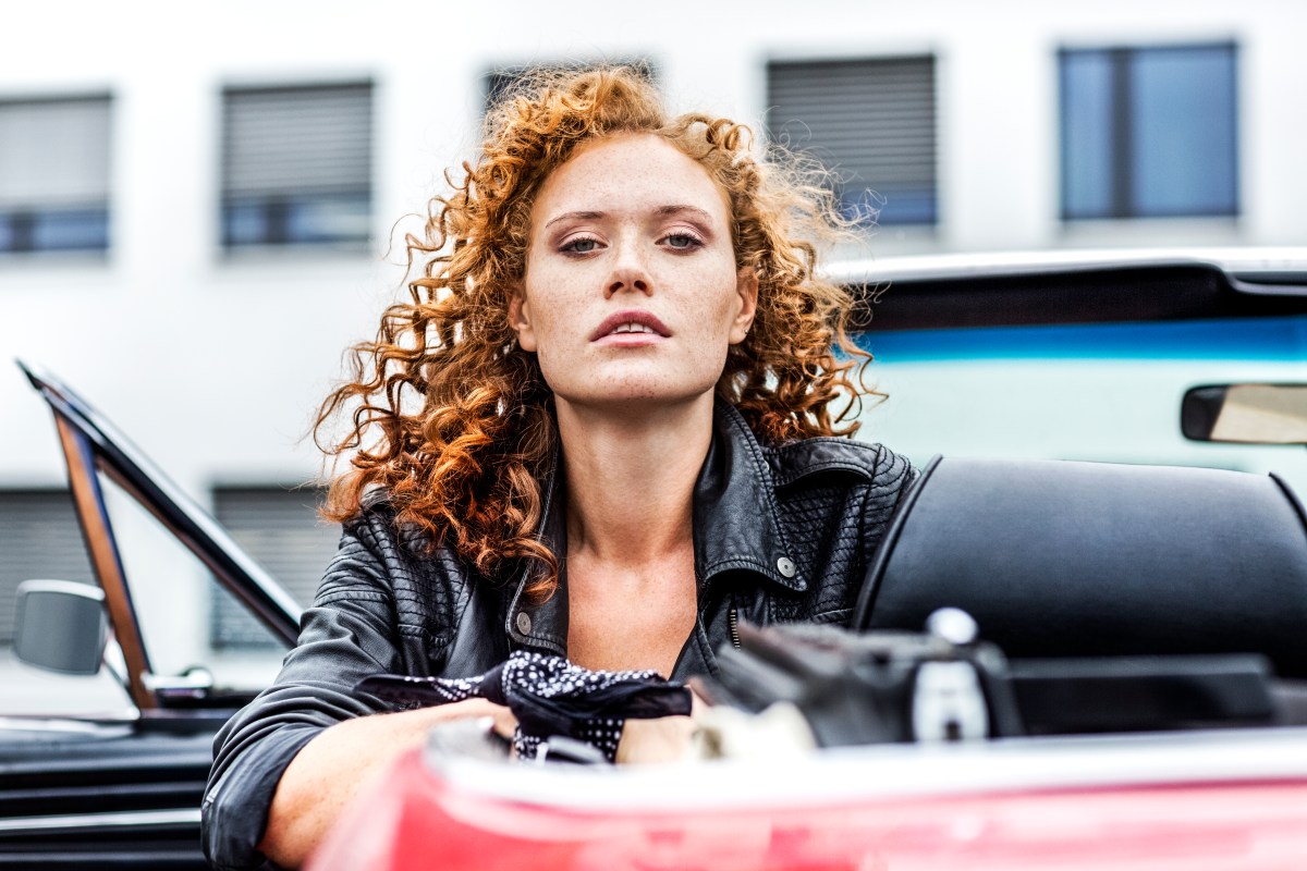 Frau mit roten Locken