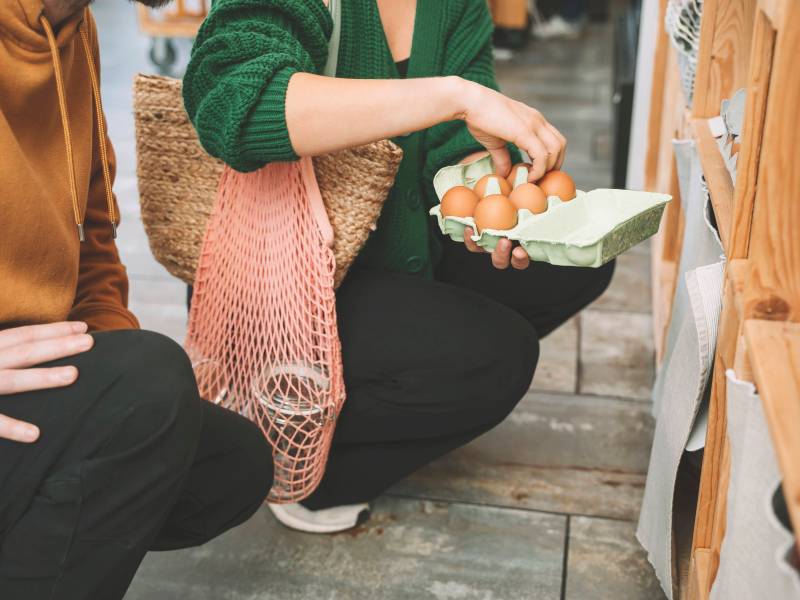 Frau mann supermarkt eier einkauf bio