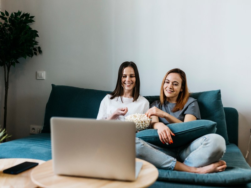 Zwei Frauen schauen einen Film auf dem Laptop