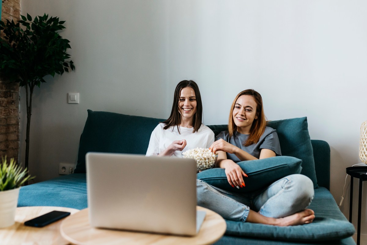 Zwei Frauen schauen einen Film auf dem Laptop