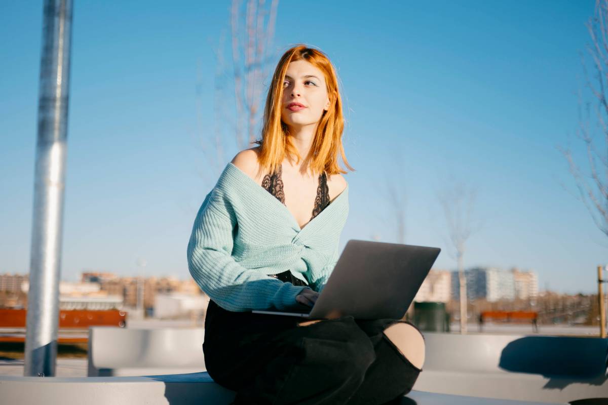 Frau mit Laptop