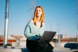Frau mit Laptop