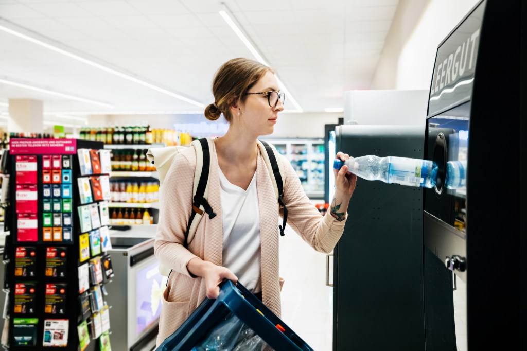 leere plastikflasche frau pfand supermarkt