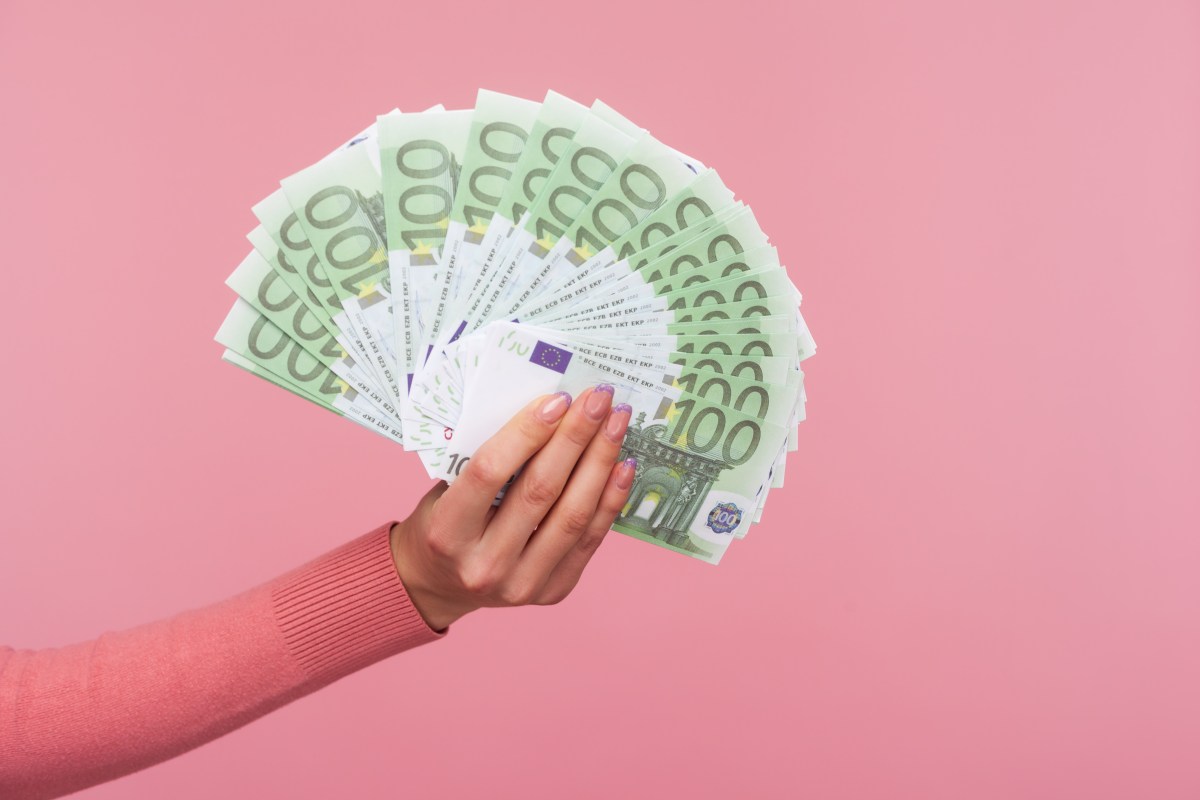Frau hält 100-Euro-Scheine in der Hand