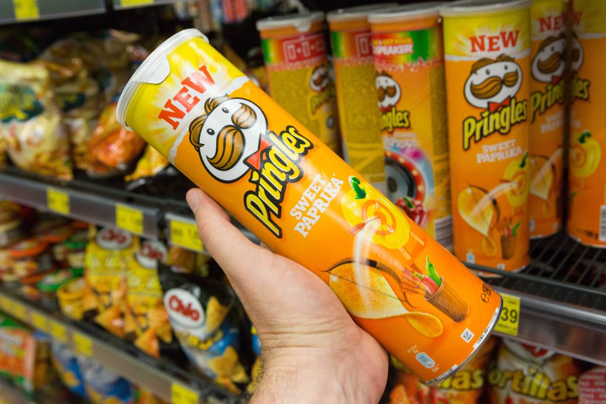 packung pringles hand chips supermarkt