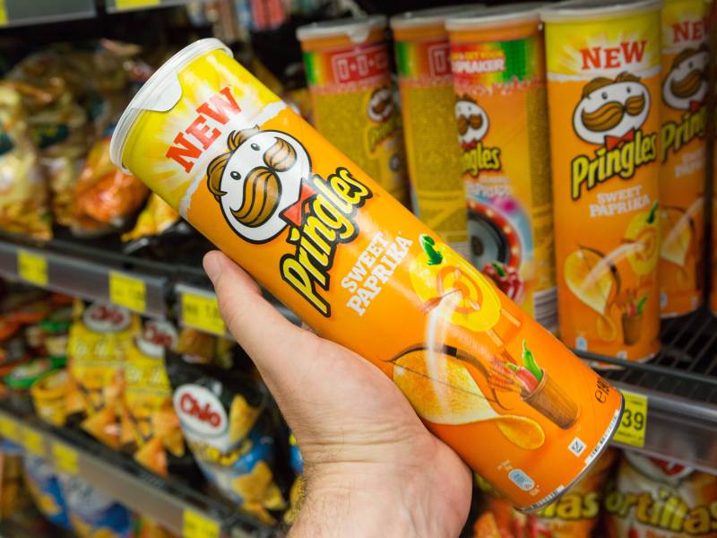 packung pringles hand chips supermarkt