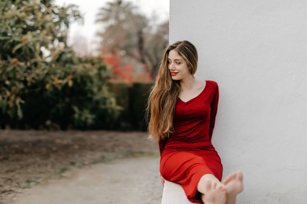 Frau mit rotem Kleid
