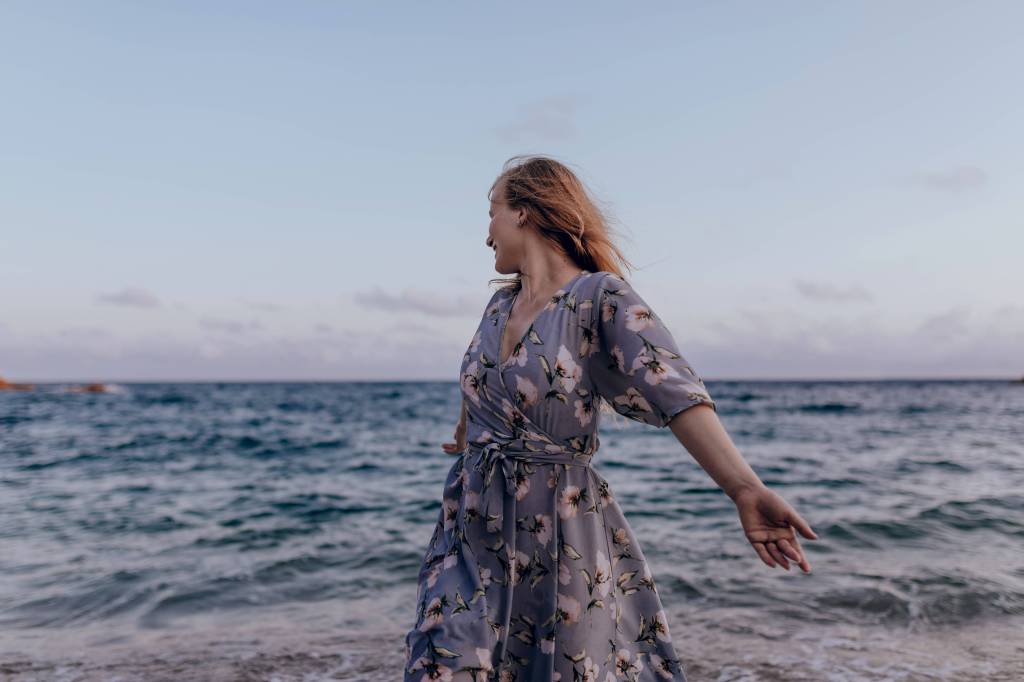 Frau mit Sommerkleid