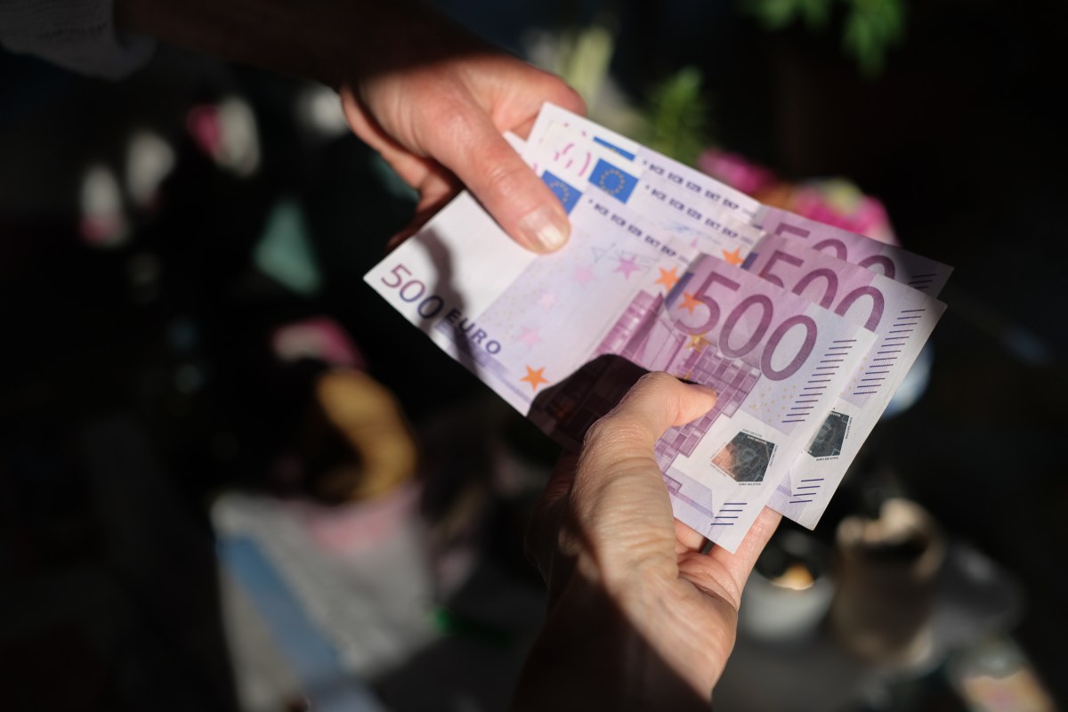Hände halten 500-Euro-Scheine in der Hand