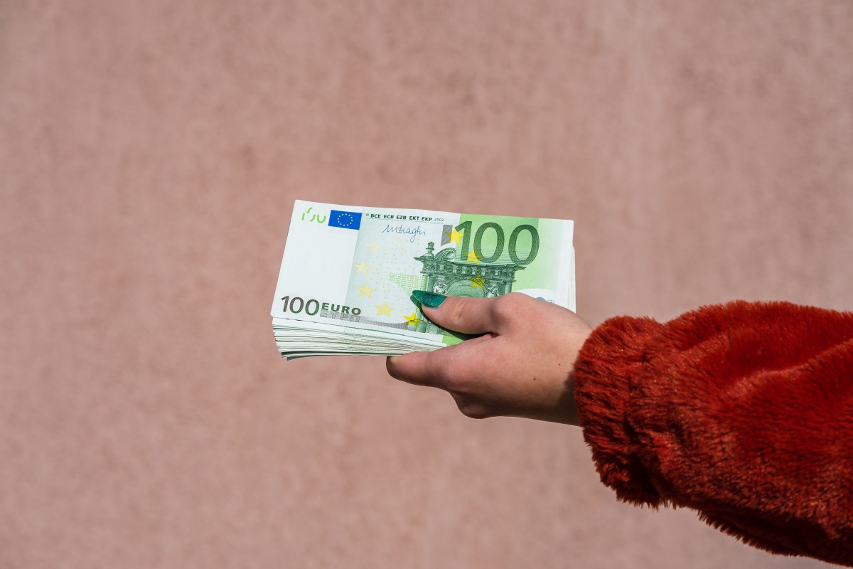 Frauenhand mit 100-Euro-Scheinen