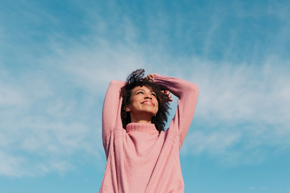 Junge Frau vor blauem Himmel