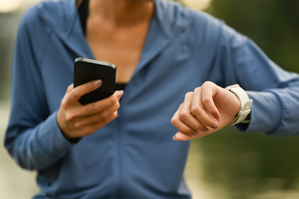Frau laufen Fitnesstracker Smartphine