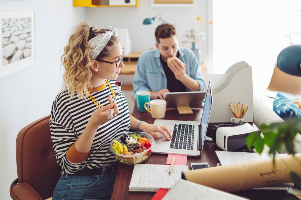 Frau Büro essen