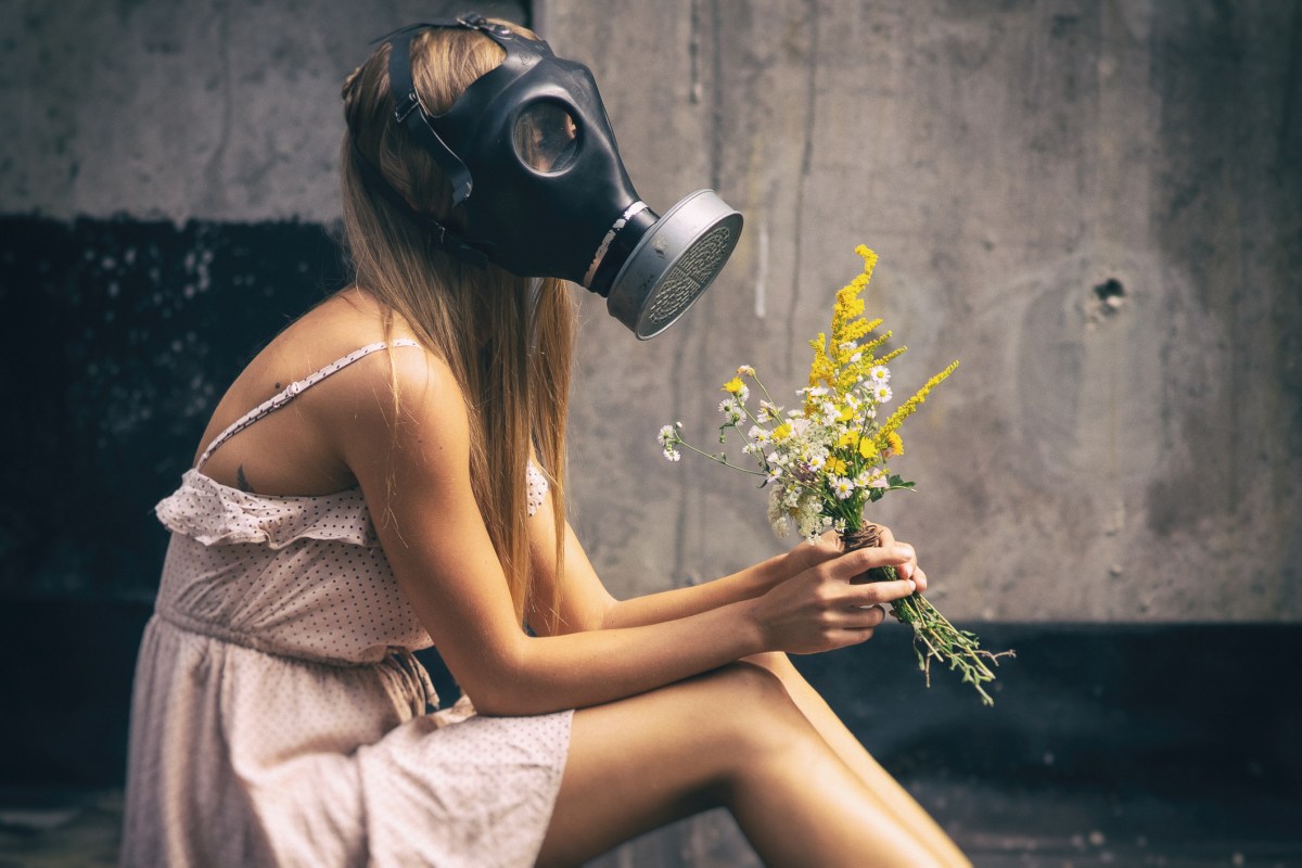 Frau Heuschnupfen Gasmaske Blumenstrauß