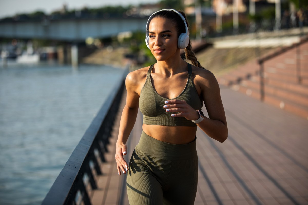Frau Joggen Sonne Kopfhörer