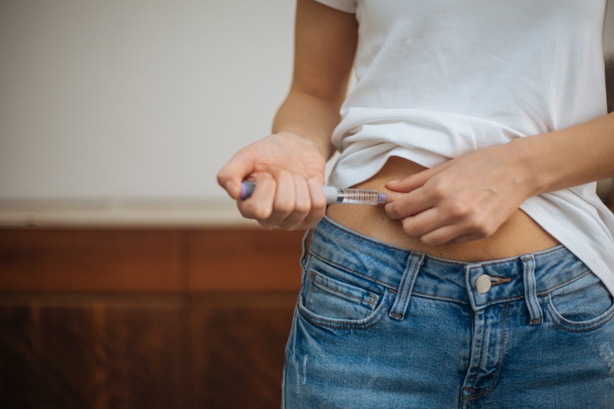 Frau Spritze Bauch