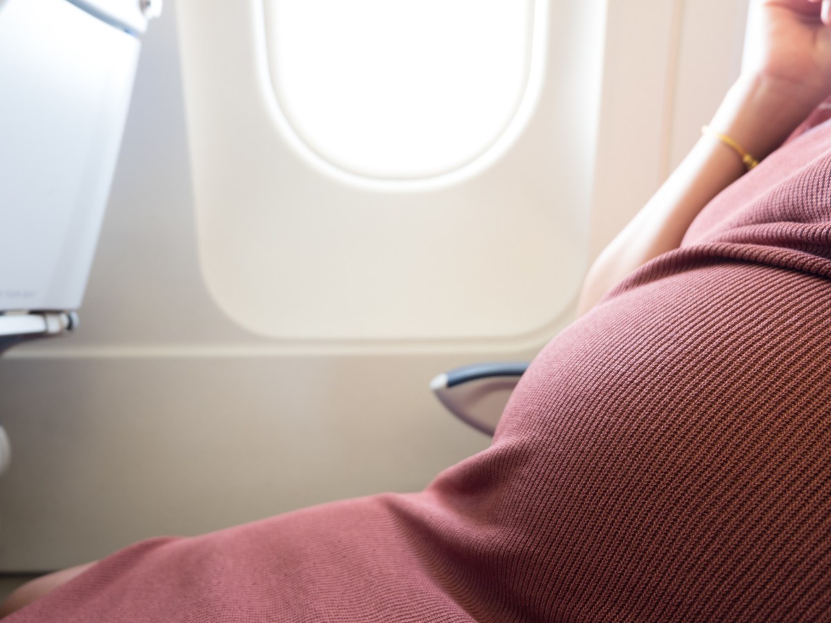 Fliegen mit Babybauch: Ab dieser Schwangerschaftswoche ist es verboten 