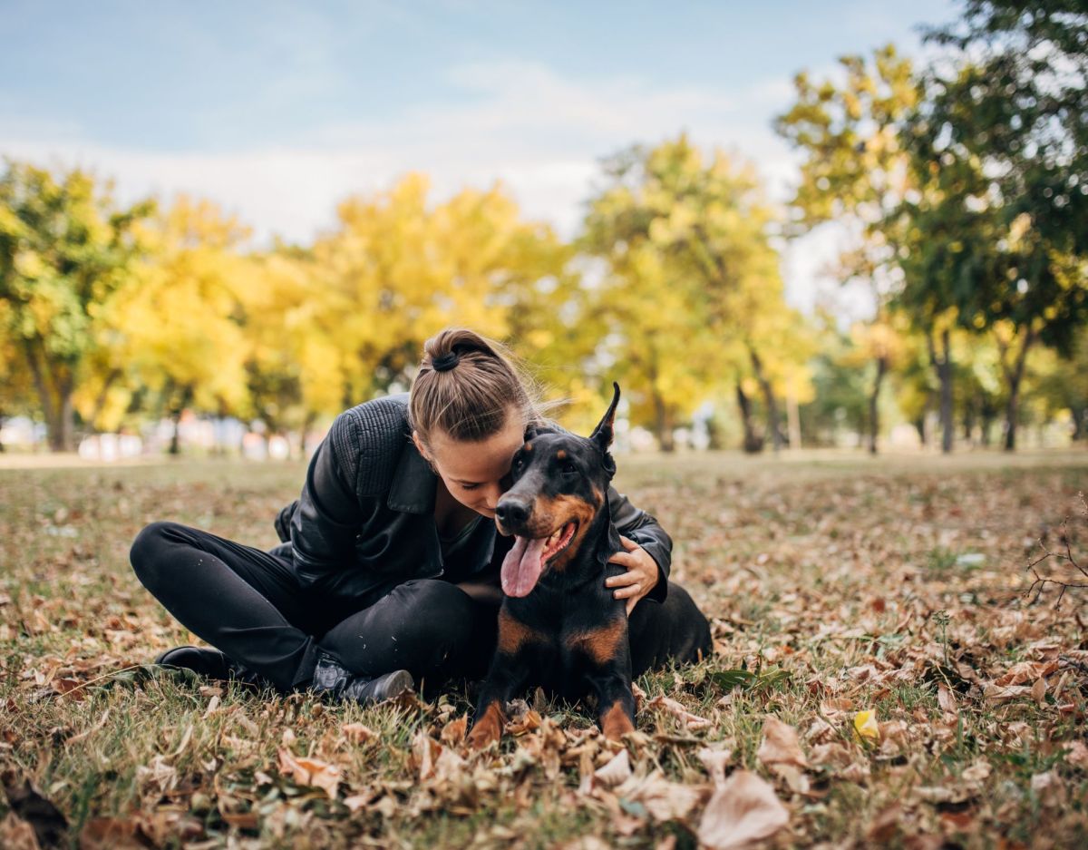 Frau mit kupiertem Dobermann