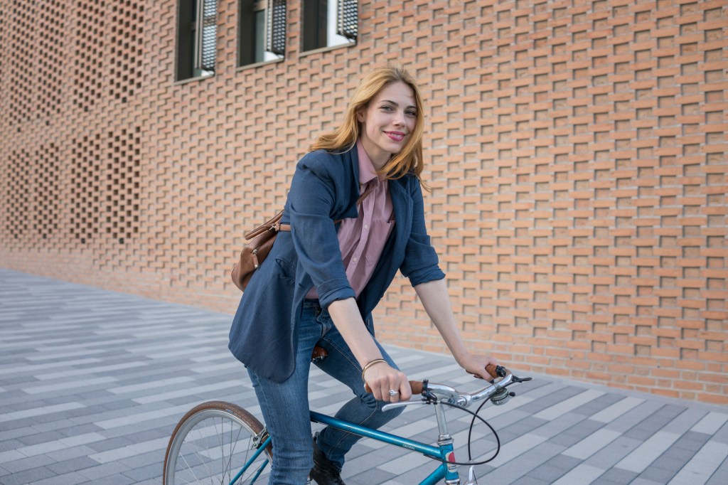 frau fahrrad fahren