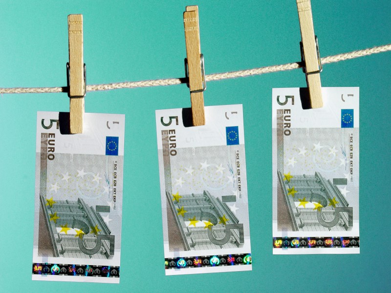 Fünf-Euro-Scheine hängen an der Wäscheleine