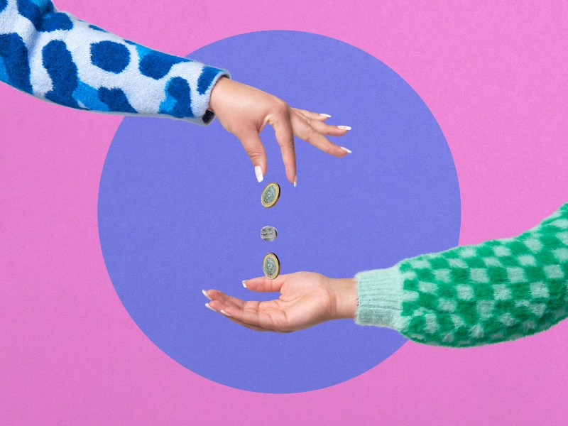 Frauenhände mit Münzen
