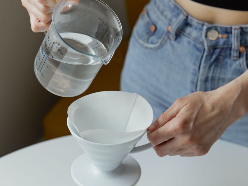 Frau mit Kaffeefilter