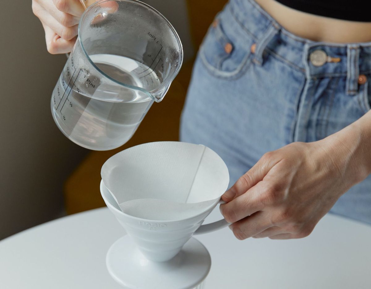 Frau mit Kaffeefilter