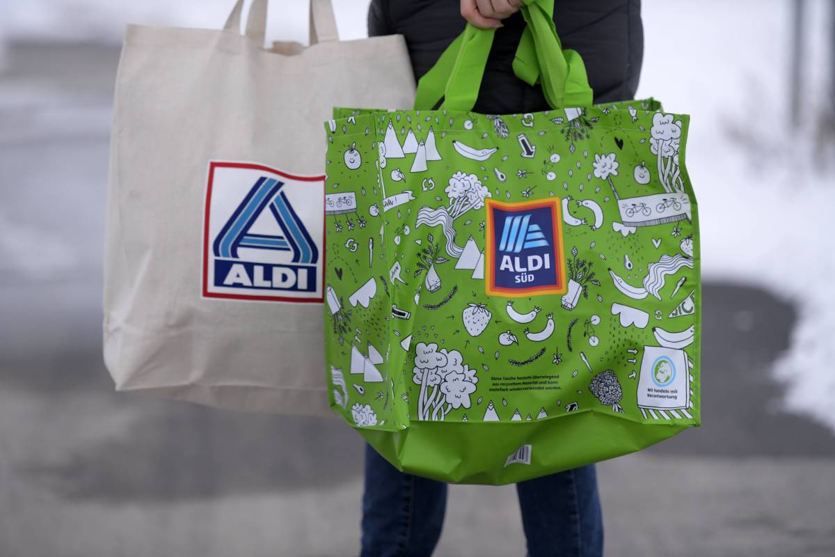 Person trägt Aldi Tüten