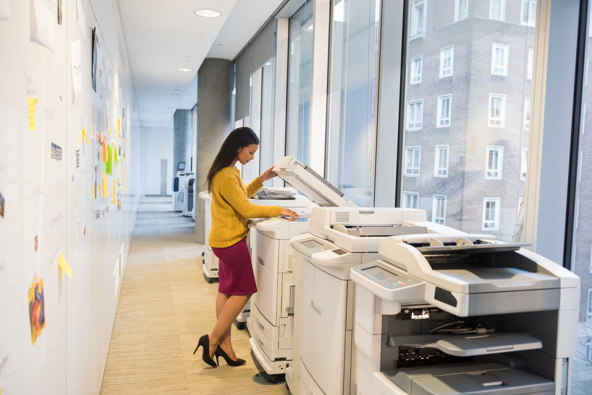 Eine Frau steht am Drucker