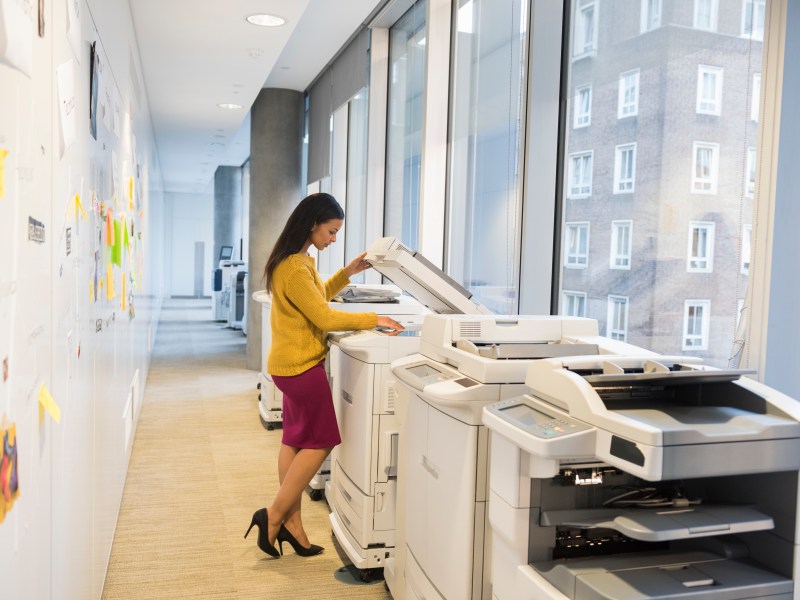 Eine Frau steht am Drucker