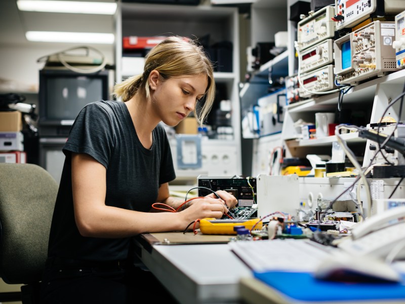 Frau arbeitet in einem technischen Beruf