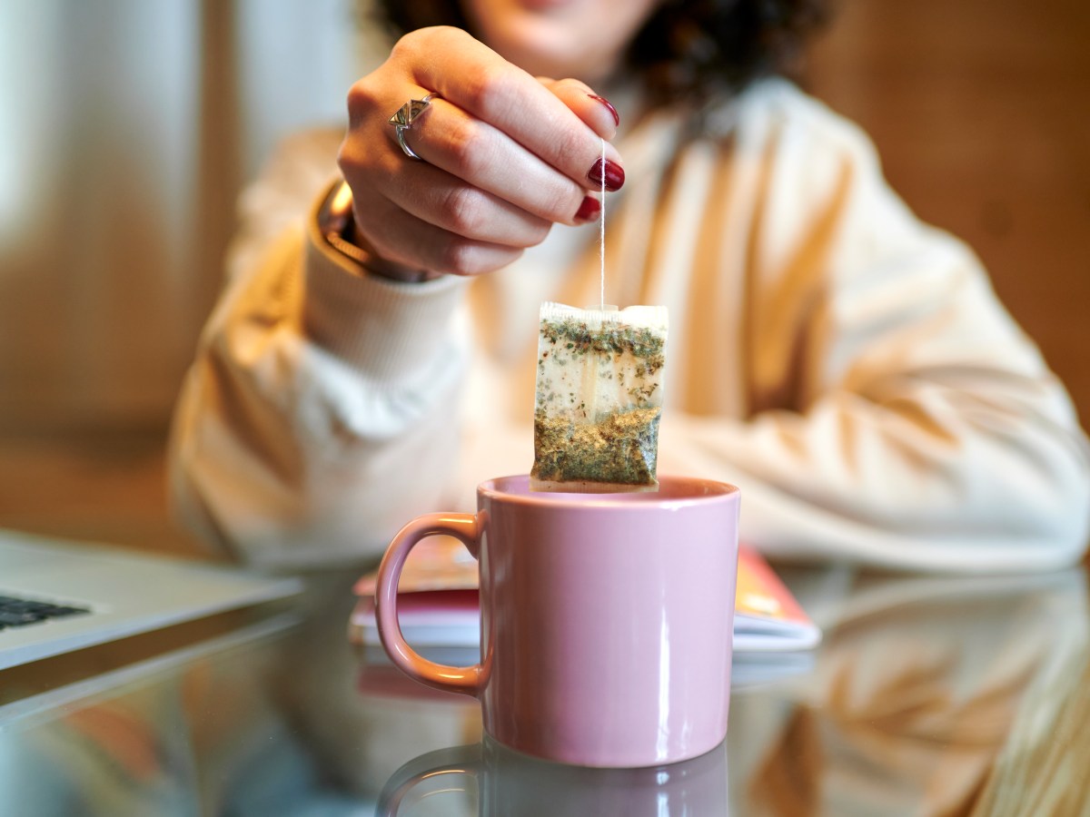 Benutzte Teebeutel weiterverwenden: Diese 4 Dinge kannst du damit reinigen