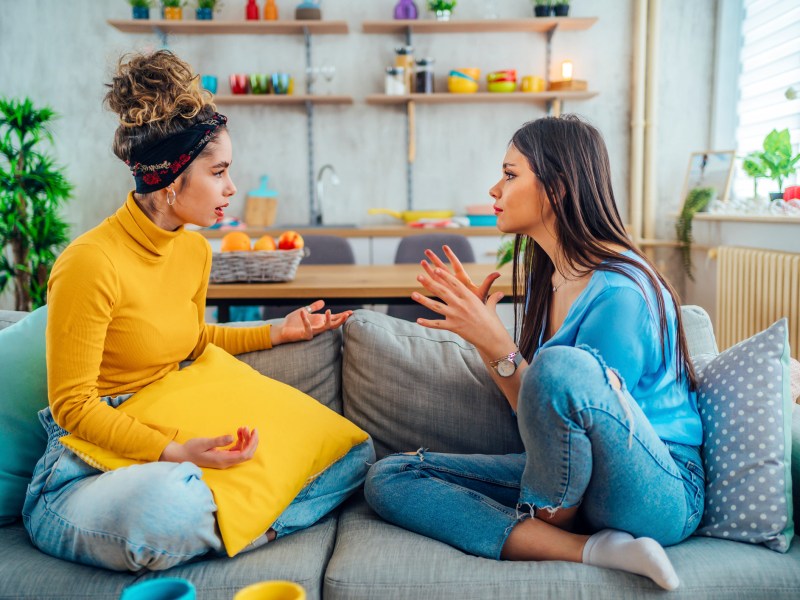 Zwei Frauen Couch