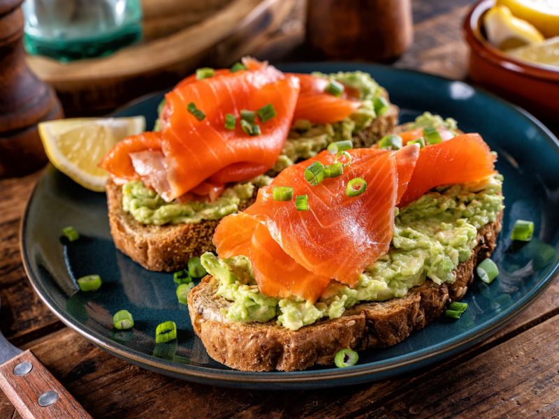 Brot mit Lachs und Avocado