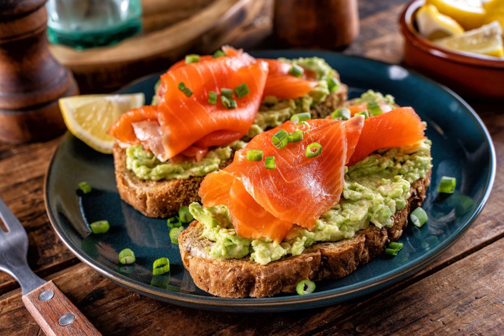 Brot mit Lachs und Avocado