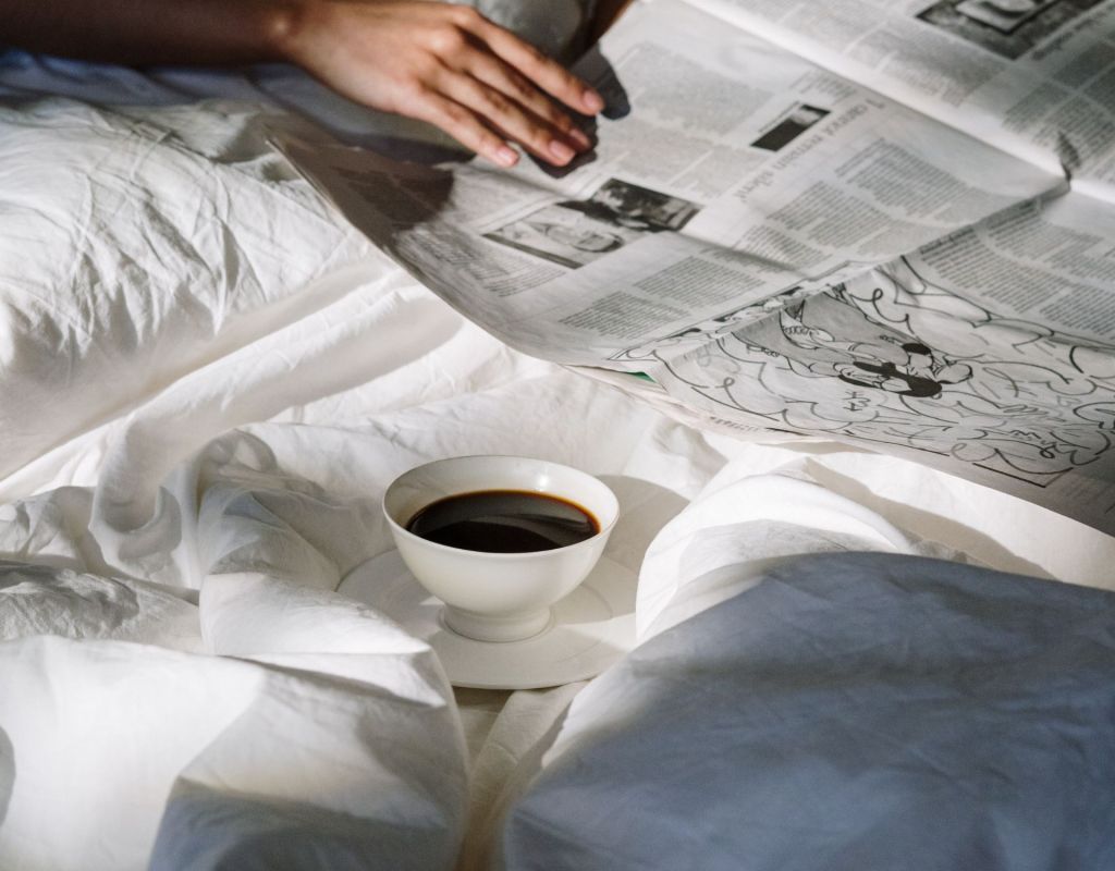 Zeitung auf Bett