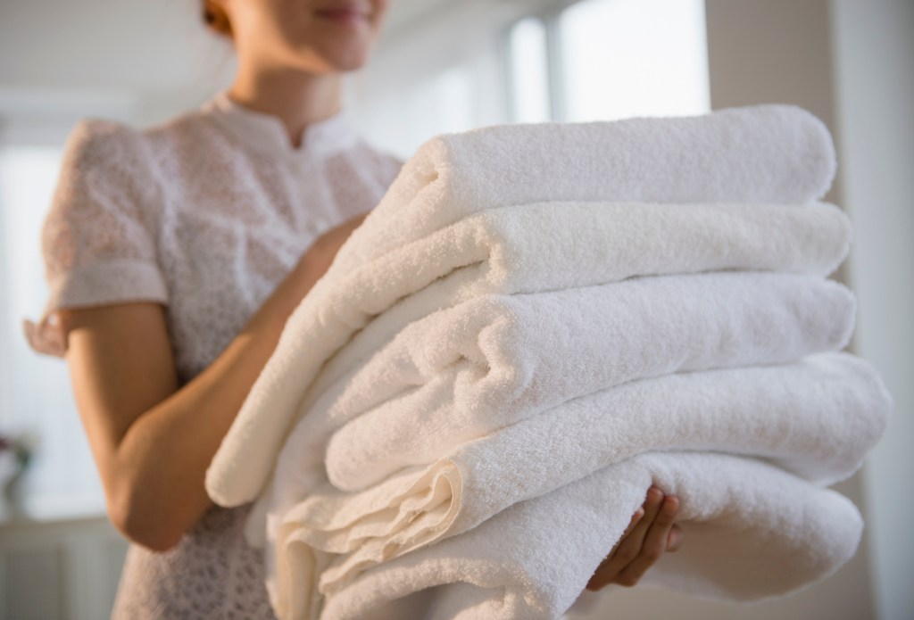 Frau mit Handtüchern