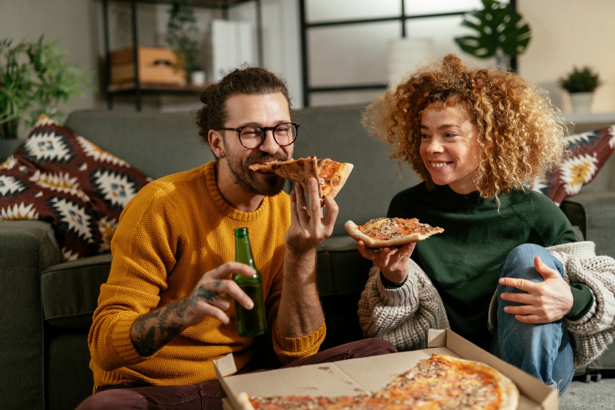 Couple Pizza essen