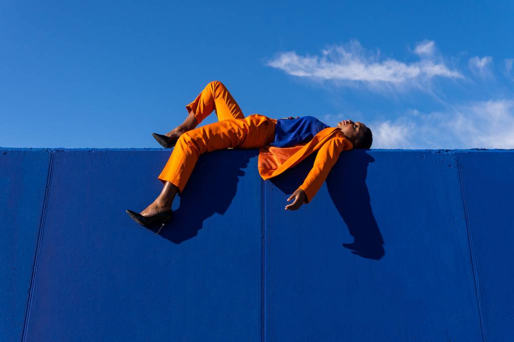 Frau beim blauen Hintergrund